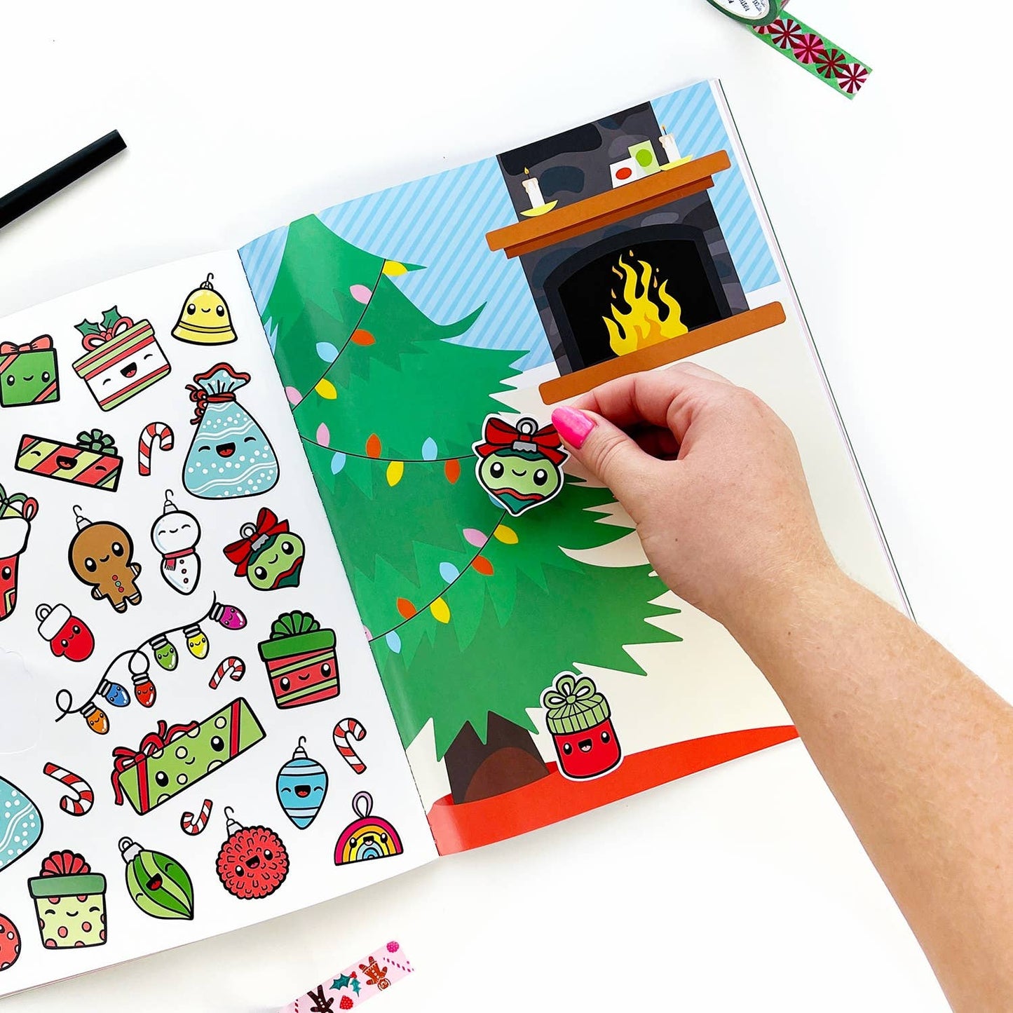 Pipsticks Sticker Book; Draw-Along Christmas (Over 400 Stickers)